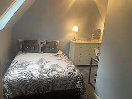 Spacious 5-bed House - Garden, Parking & Bbq