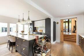 Spacious 5-bed House - Garden, Parking & Bbq