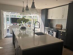 Spacious 5-bed House - Garden, Parking & Bbq