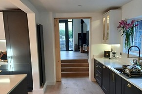 Spacious 5-bed House - Garden, Parking & Bbq