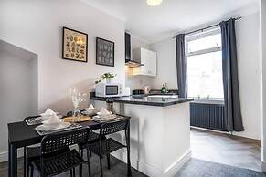 Central 2 Bedroom House-parking