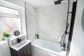 Central 2 Bedroom House-parking