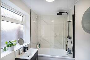 Central 2 Bedroom House-parking