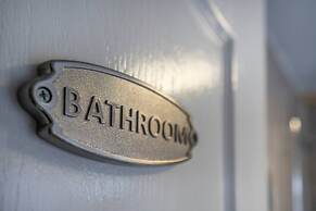 Spacious 3 Bed Flat-free Parking