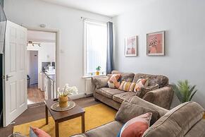 Spacious 3 Bed Flat-free Parking