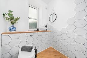 Stylish 4 Bed-town Centre