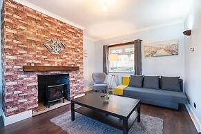 Stylish 3 Bed House-free Parking