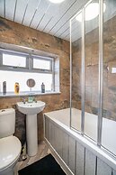 Cozy 3 Bed Apartment - Parking