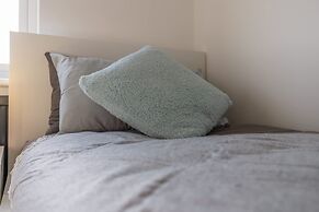 Modern 3 Bed House-free Parking