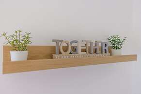 Modern 3 Bed House-free Parking