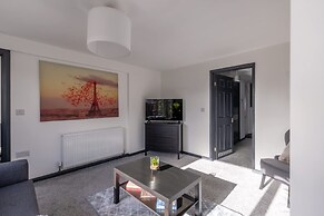 Modern 3 Bed House-free Parking
