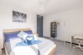 Modern 3 Bed House-free Parking