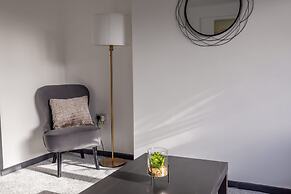 Modern 3 Bed House-free Parking