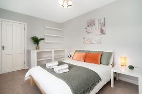 3 Bedroom House - Free Parking