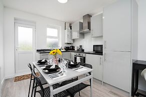 Modern 4 Bed House-free Parking