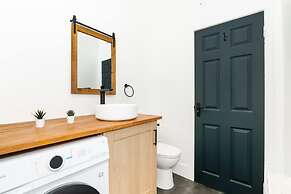 1 Bedroom Apartment-free Parking