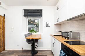 1 Bedroom Apartment-free Parking