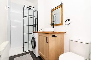 1 Bedroom Apartment-free Parking