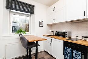 1 Bedroom Apartment-free Parking