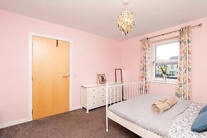 3 Bedroom House - Free Parking