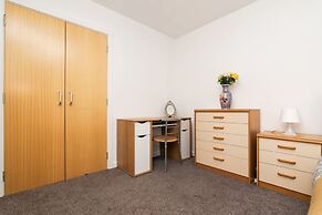 3 Bedroom House - Free Parking