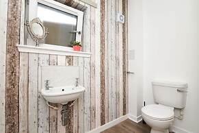 3 Bedroom House - Free Parking