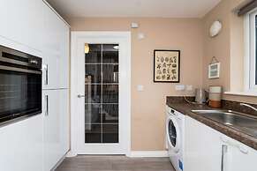 3 Bedroom House-private Parking