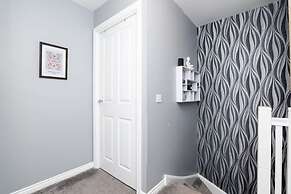 3 Bedroom House-private Parking