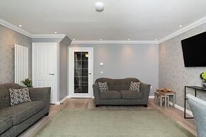 3 Bedroom House-private Parking