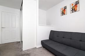 3 Bedroom House-private Parking
