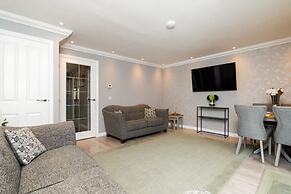 3 Bedroom House-private Parking