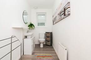 3 Bedroom House-private Parking