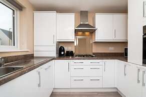 3 Bedroom House-private Parking