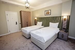 Astoria Plaza Hotel