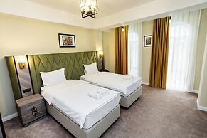 Astoria Plaza Hotel