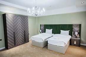 Astoria Plaza Hotel