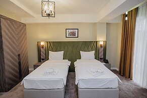 Astoria Plaza Hotel