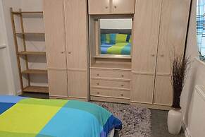 3 Bed House- Sleeps 6 - Parking - Wifi