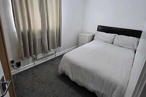 3 Bed House- Sleeps 6 - Parking - Wifi