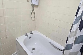 3 Bed House- Sleeps 6 - Parking - Wifi