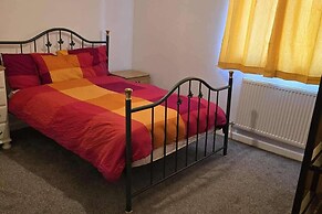 3 Bed House- Sleeps 6 - Parking - Wifi
