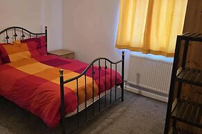 3 Bed House- Sleeps 6 - Parking - Wifi