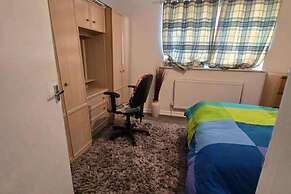 3 Bed House- Sleeps 6 - Parking - Wifi