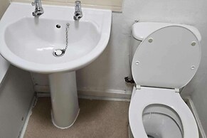 3 Bed House- Sleeps 6 - Parking - Wifi