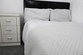 3 Bed House- Sleeps 6 - Parking - Wifi