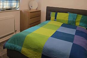 3 Bed House- Sleeps 6 - Parking - Wifi