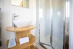 Cabin for 2 With Walks, Wifi, bat and Restaurant