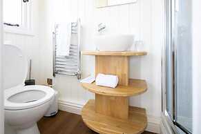 Cabin for 2 With Walks, Wifi, bat and Restaurant