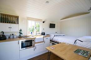 Cabin for 2 With Walks, Wifi, bat and Restaurant