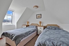 Cottage by Loch With Stunning Views